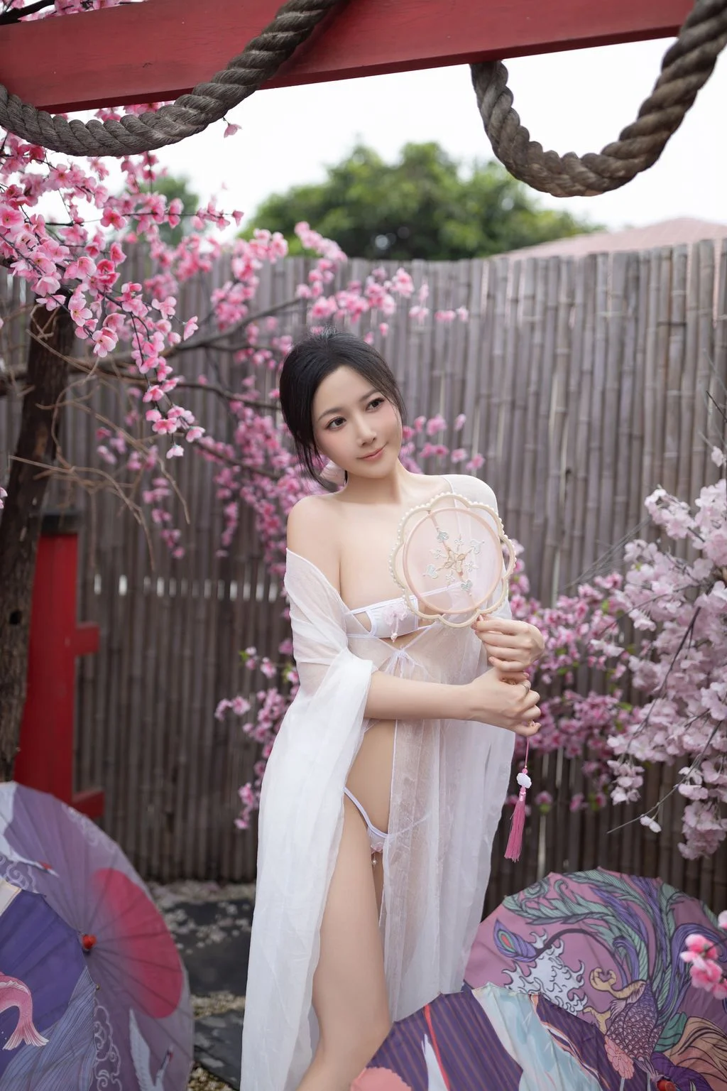 [内购无水印] 鱼子酱Fish 花想容 120P 第2张（鱼子酱Fish）